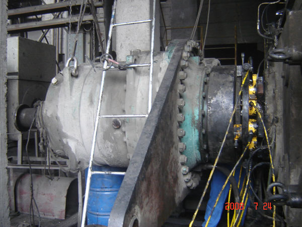 超薄型液压千斤顶用于水泥厂减速机与辊压机同步分离