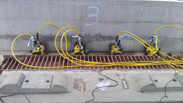 双作用液压千斤顶用于测试轨道板与底座板间填充层受力与位移的对应关系
