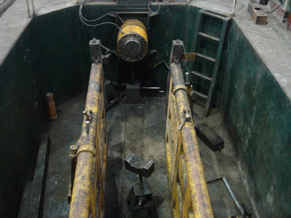 500吨液压千斤顶置于地坑中横向使用拆卸大型齿轮拆